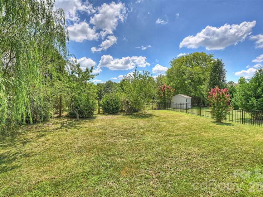 5011 Riverdale Drive, Charlotte, NC 28273.  MLS# CAR4405069, YatesRealty ID 38414. 