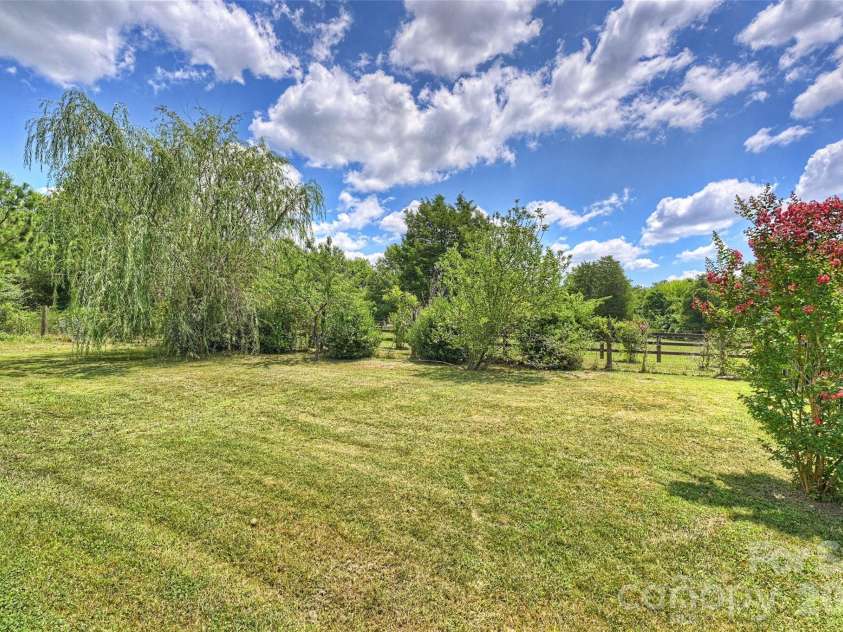 5011 Riverdale Drive, Charlotte, NC 28273.  MLS# CAR4405069, YatesRealty ID 38414. 