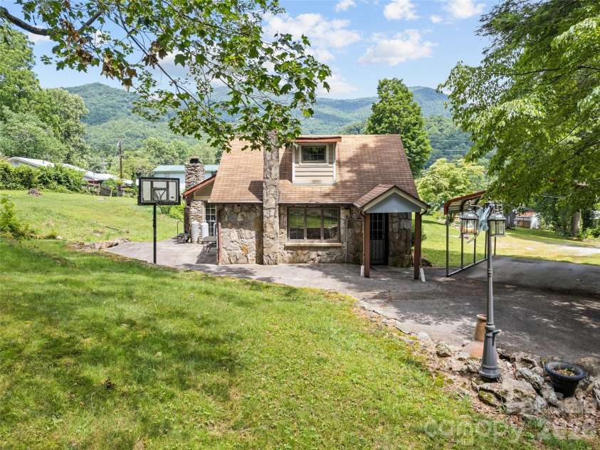 64 Turner Branch, Maggie Valley, NC 28751.  MLS# CAR4398264, YatesRealty ID 38415. 