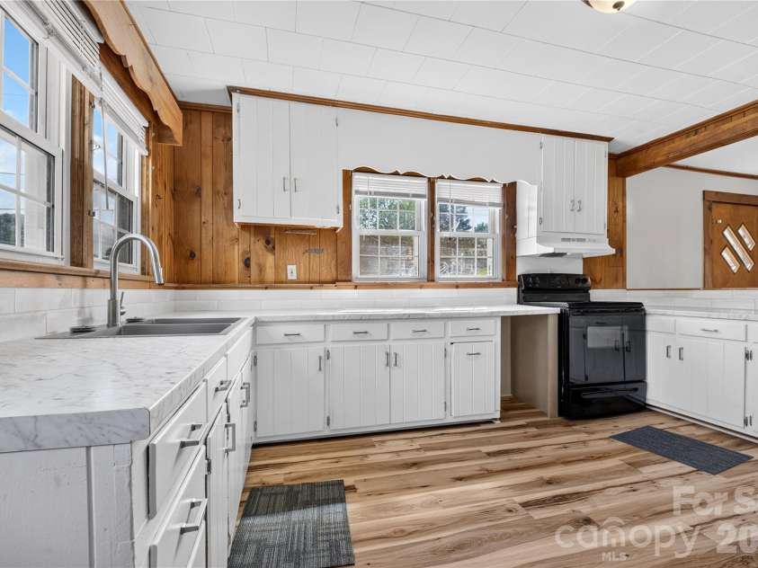 893 7th Street Drive, Hickory, NC 28602.  MLS# CAR4401587, YatesRealty ID 38425. 