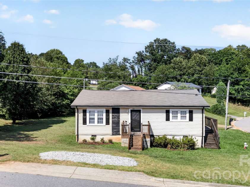 893 7th Street Drive, Hickory, NC 28602.  MLS# CAR4401587, YatesRealty ID 38425. 