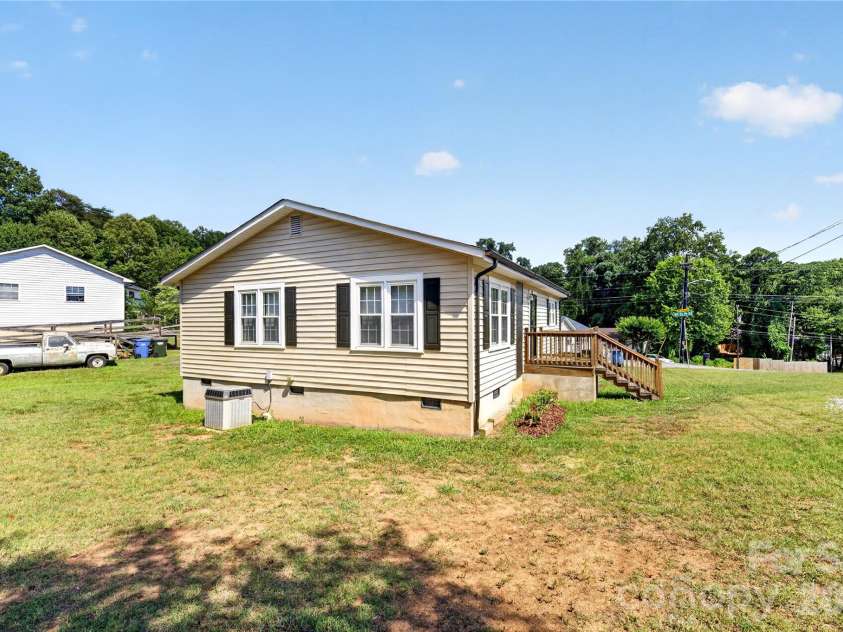 893 7th Street Drive, Hickory, NC 28602.  MLS# CAR4401587, YatesRealty ID 38425. 