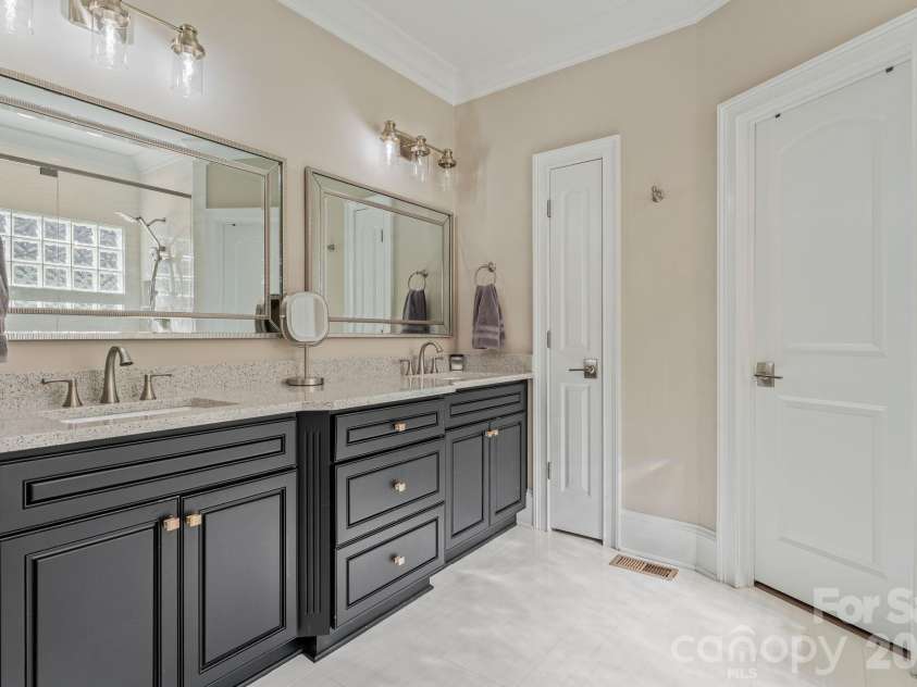 17411 Summer Place Drive, Cornelius, NC 28031.  MLS# CAR4401453, YatesRealty ID 38428. Primary bath dual-sink vanity with espresso cabinetry, generous counter space, and ample storage.
