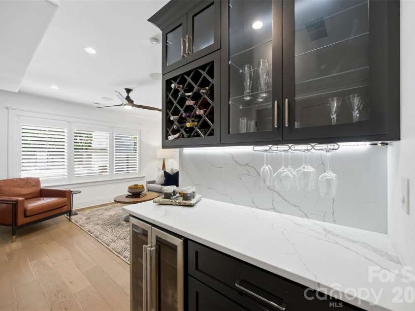 512 Living Way, Charlotte, NC 28204.  MLS# CAR4397058, YatesRealty ID 38430. Built-In Bar Perfect For Entertaining or Unwinding