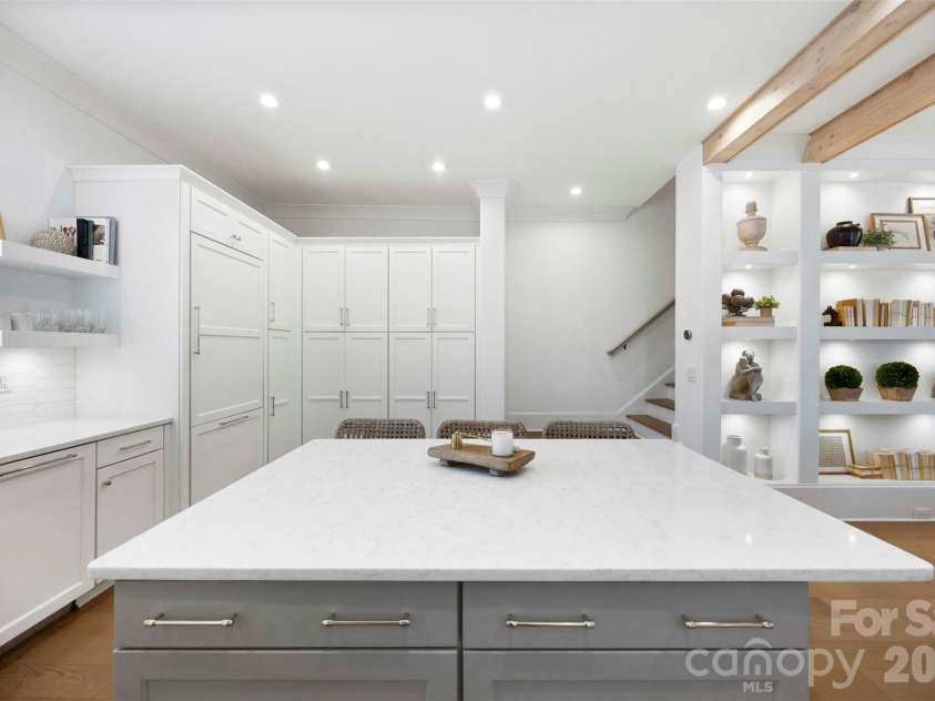 512 Living Way, Charlotte, NC 28204.  MLS# CAR4397058, YatesRealty ID 38430. Oversized Island