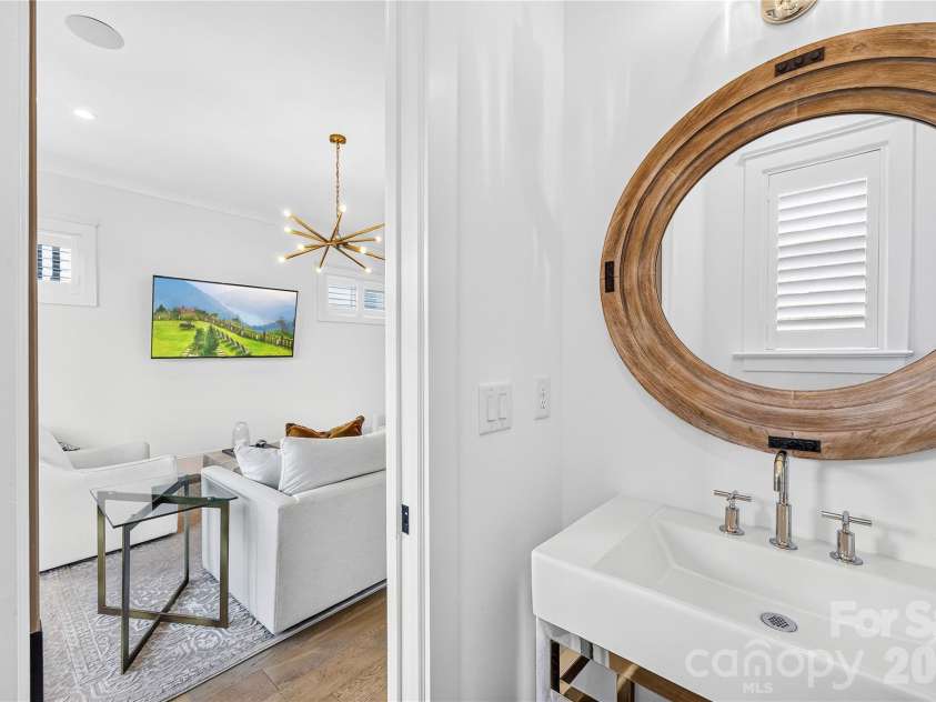 512 Living Way, Charlotte, NC 28204.  MLS# CAR4397058, YatesRealty ID 38430. Powder Room
