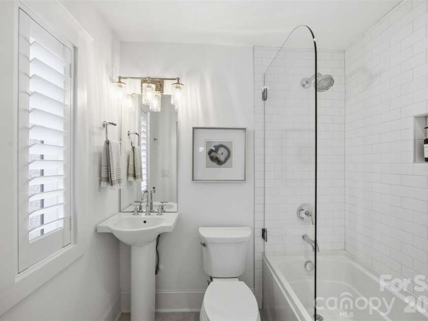 512 Living Way, Charlotte, NC 28204.  MLS# CAR4397058, YatesRealty ID 38430. Secondary Suite Bathroom