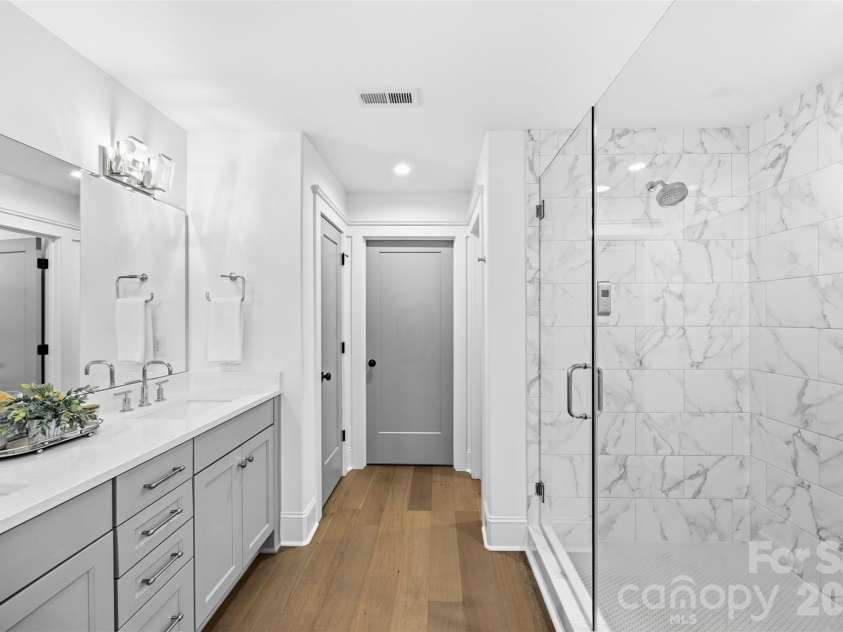 512 Living Way, Charlotte, NC 28204.  MLS# CAR4397058, YatesRealty ID 38430. Spa-Like Primary Bathroom