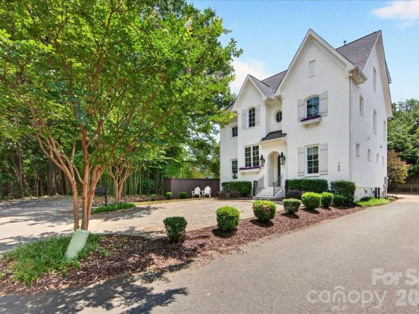 748 Ellsworth Road, Charlotte, NC 28211.  MLS# CAR4391211, YatesRealty ID 38434. 