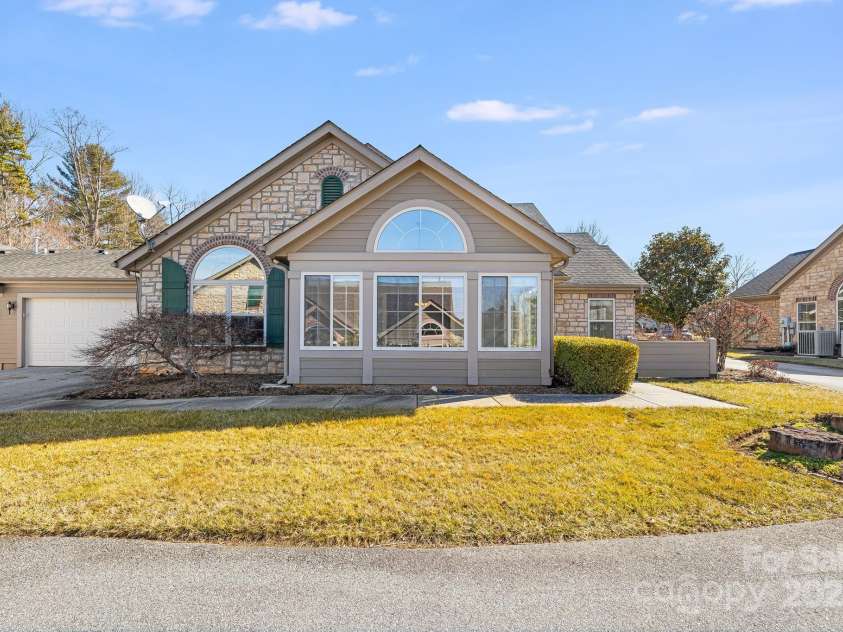 70 Summerfield Place, Flat Rock, NC 28731.  MLS# CAR4220615, YatesRealty ID 3844. 