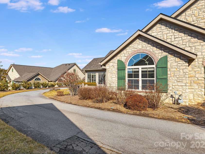 70 Summerfield Place, Flat Rock, NC 28731.  MLS# CAR4220615, YatesRealty ID 3844. 