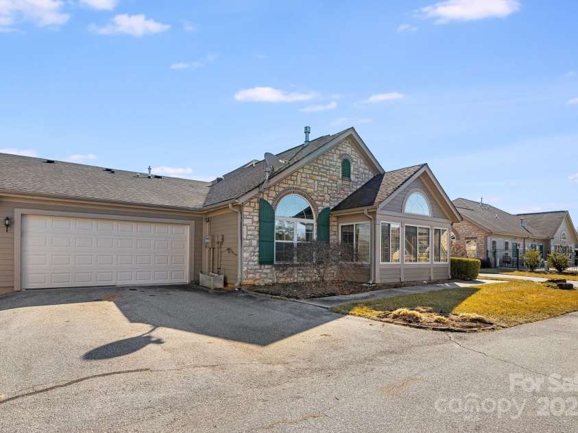 70 Summerfield Place, Flat Rock, NC 28731.  MLS# CAR4220615, YatesRealty ID 3844. 