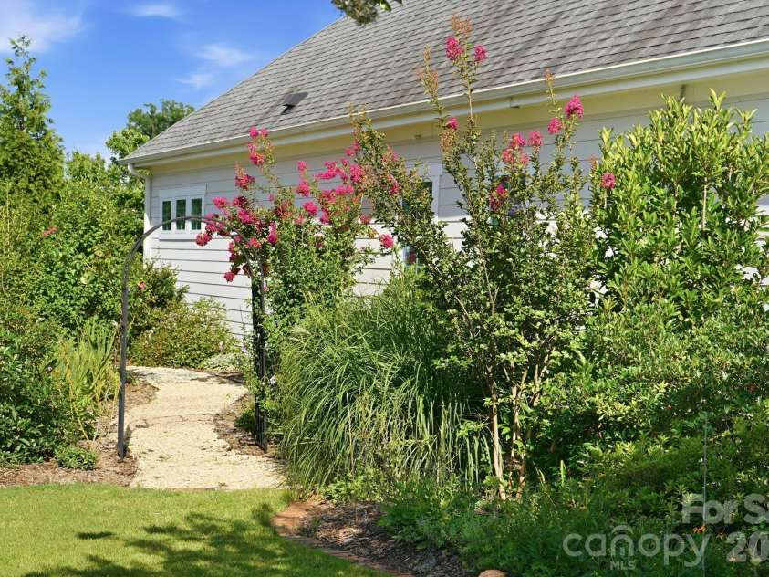 1012 Overlake Drive, Belmont, NC 28012.  MLS# CAR4400980, YatesRealty ID 38441. 