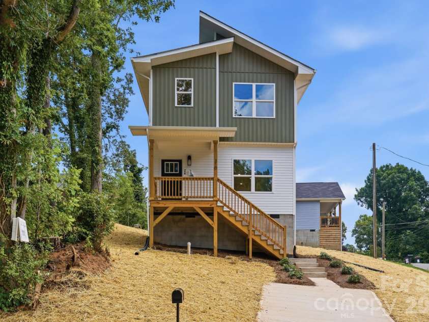 210 8th Avenue Drive, Hickory, NC 28602.  MLS# CAR4400461, YatesRealty ID 38442. Front View of Home