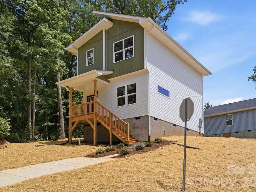 210 8th Avenue Drive, Hickory, NC 28602.  MLS# CAR4400461, YatesRealty ID 38442. Side View of Home