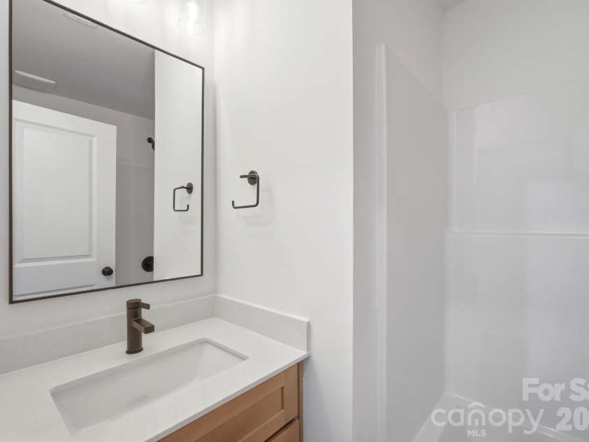 210 8th Avenue Drive, Hickory, NC 28602.  MLS# CAR4400461, YatesRealty ID 38442. Upstairs Full Bathroom