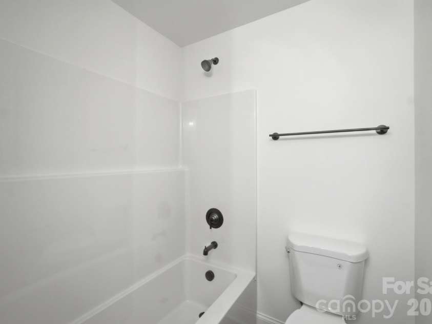 210 8th Avenue Drive, Hickory, NC 28602.  MLS# CAR4400461, YatesRealty ID 38442. Upstairs Full Bathroom