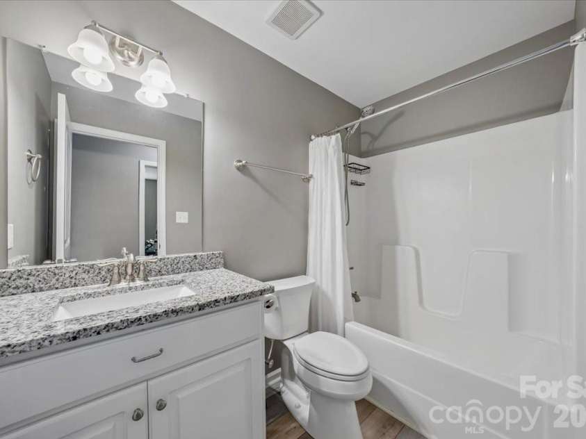 5071 Sedgefield Drive, Lancaster, SC 29720.  MLS# CAR4398451, YatesRealty ID 38445. Full bath in hallway