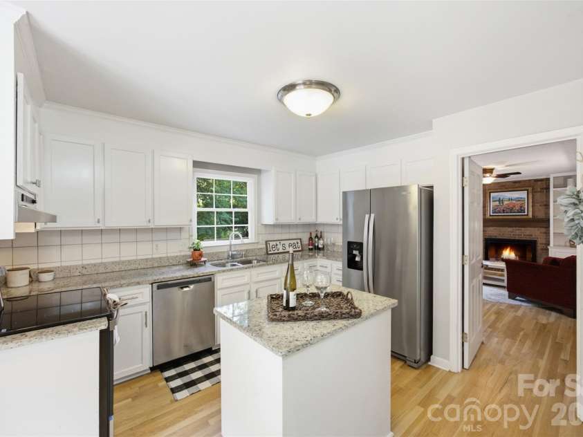 2811 Creekbed Lane, Charlotte, NC 28210.  MLS# CAR4401236, YatesRealty ID 38446. 