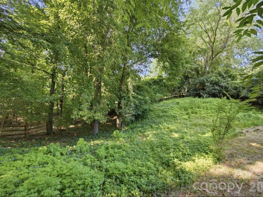 2811 Creekbed Lane, Charlotte, NC 28210.  MLS# CAR4401236, YatesRealty ID 38446. 