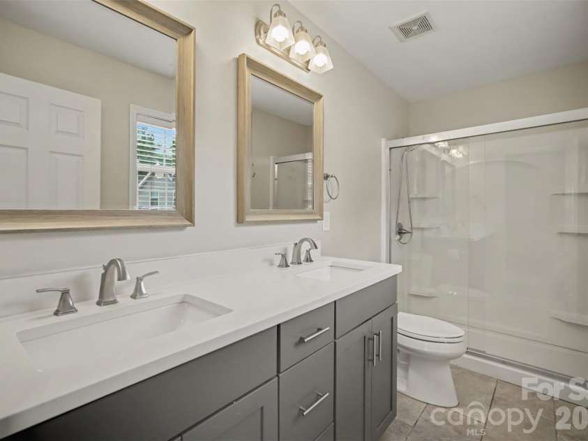 127 Pratt Street, Belmont, NC 28012.  MLS# CAR4395967, YatesRealty ID 38453. Master Bath