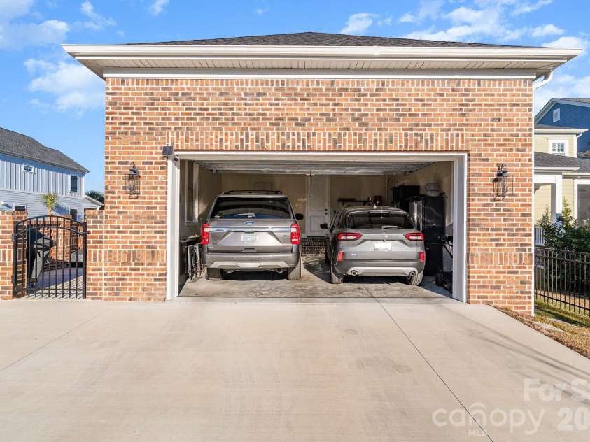 752 Crystal Water Way, Myrtle Beach, SC 29579.  MLS# CAR4379900, YatesRealty ID 38456. 