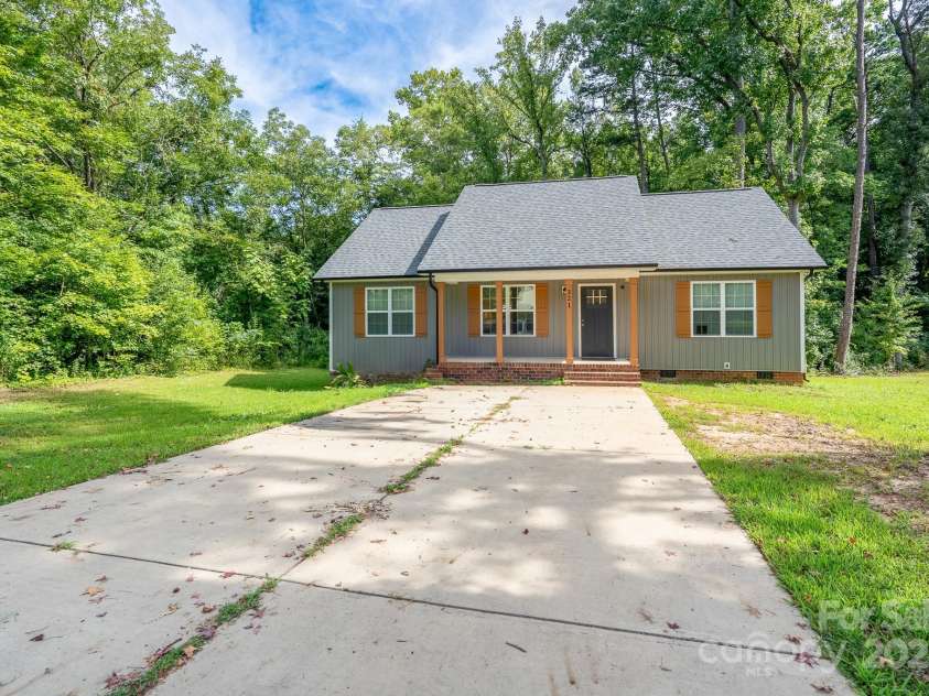 321 Torbush Drive, Salisbury, NC 28144.  MLS# CAR4296890, YatesRealty ID 38457. 