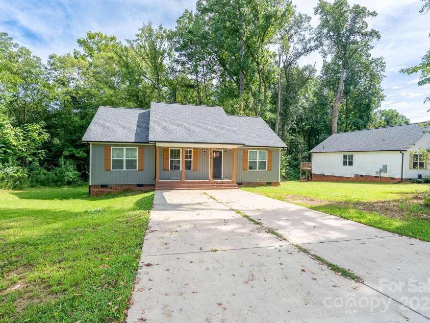 321 Torbush Drive, Salisbury, NC 28144.  MLS# CAR4296890, YatesRealty ID 38457. 