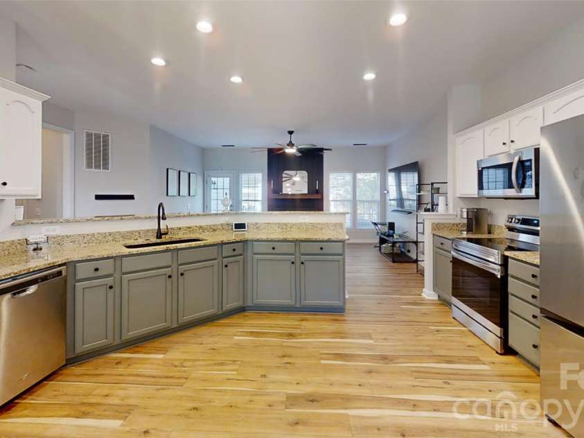 16931 Hugh Torance Parkway, Huntersville, NC 28078.  MLS# CAR4387955, YatesRealty ID 38459. Kitchen