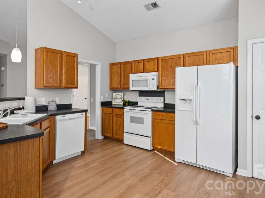 6653 Allness Glen Lane, Charlotte, NC 28269.  MLS# CAR4400662, YatesRealty ID 38460. 