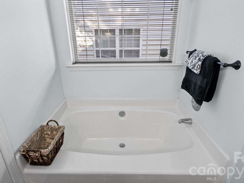 6653 Allness Glen Lane, Charlotte, NC 28269.  MLS# CAR4400662, YatesRealty ID 38460. 