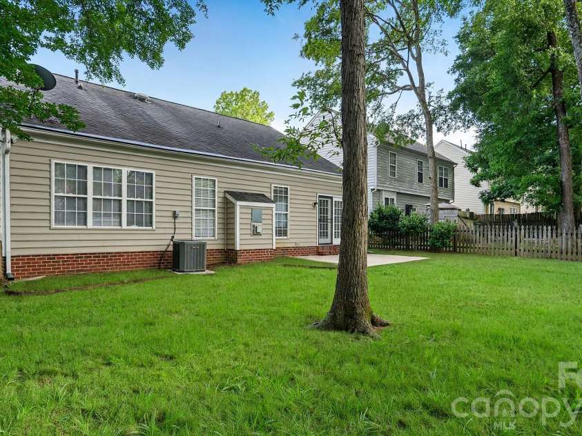 6653 Allness Glen Lane, Charlotte, NC 28269.  MLS# CAR4400662, YatesRealty ID 38460. Large back yard