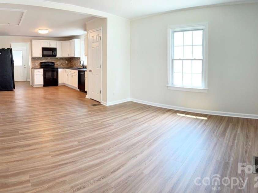 2827 Long Avenue, Gastonia, NC 28054.  MLS# CAR4405566, YatesRealty ID 38461. 