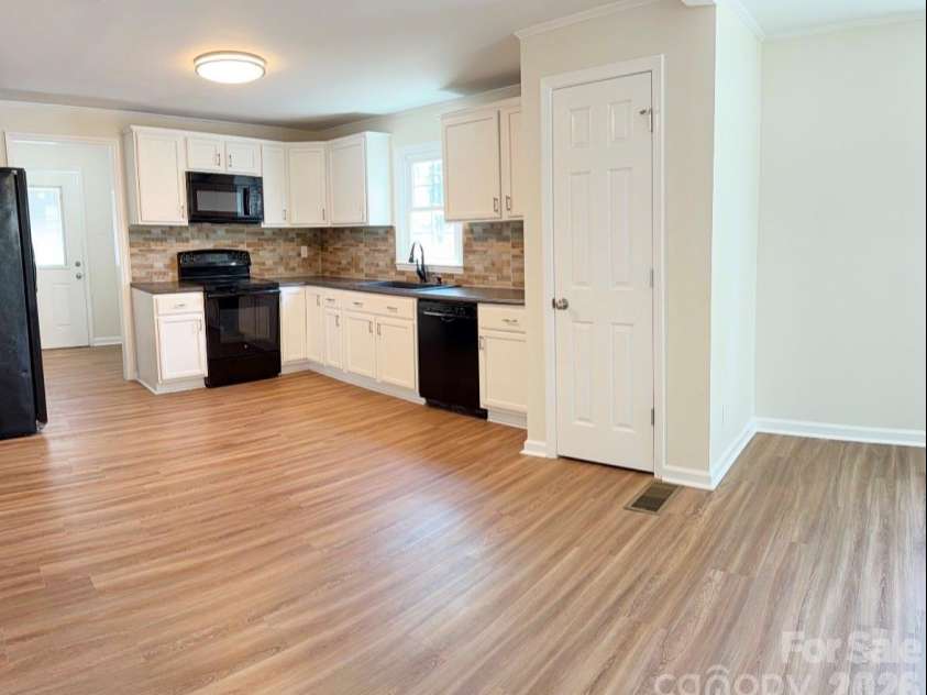 2827 Long Avenue, Gastonia, NC 28054.  MLS# CAR4405566, YatesRealty ID 38461. 