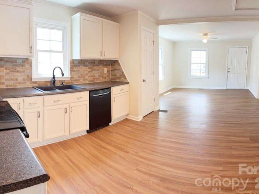 2827 Long Avenue, Gastonia, NC 28054.  MLS# CAR4405566, YatesRealty ID 38461. 