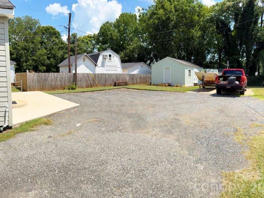2827 Long Avenue, Gastonia, NC 28054.  MLS# CAR4405566, YatesRealty ID 38461. 