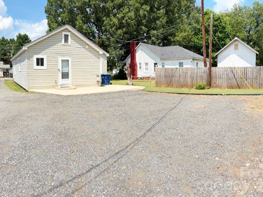 2827 Long Avenue, Gastonia, NC 28054.  MLS# CAR4405566, YatesRealty ID 38461. 