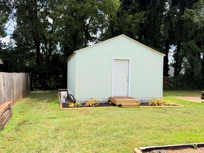 2827 Long Avenue, Gastonia, NC 28054.  MLS# CAR4405566, YatesRealty ID 38461. 
