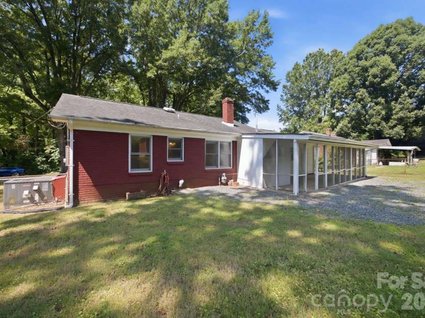 3129 Iredell Drive, Charlotte, NC 28269.  MLS# CAR4402094, YatesRealty ID 38462. Back