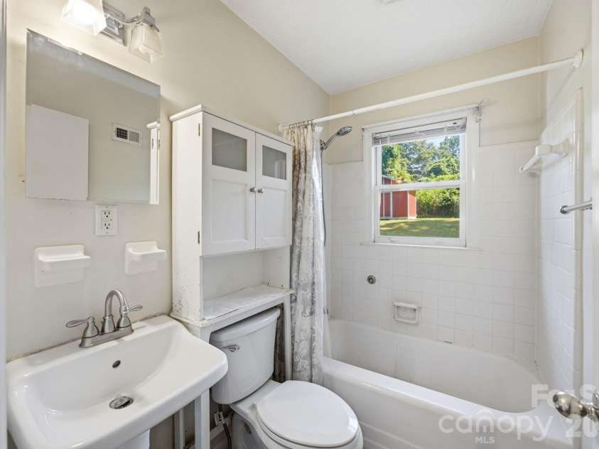3129 Iredell Drive, Charlotte, NC 28269.  MLS# CAR4402094, YatesRealty ID 38462. Bath