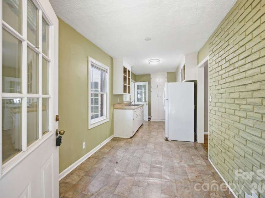 3129 Iredell Drive, Charlotte, NC 28269.  MLS# CAR4402094, YatesRealty ID 38462. Breakfast Area