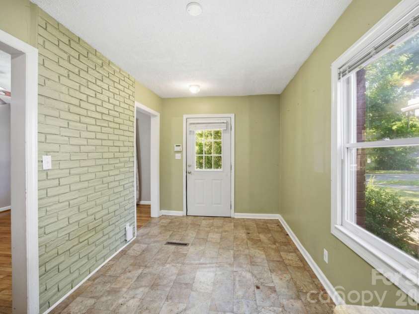 3129 Iredell Drive, Charlotte, NC 28269.  MLS# CAR4402094, YatesRealty ID 38462. Breakfast Area
