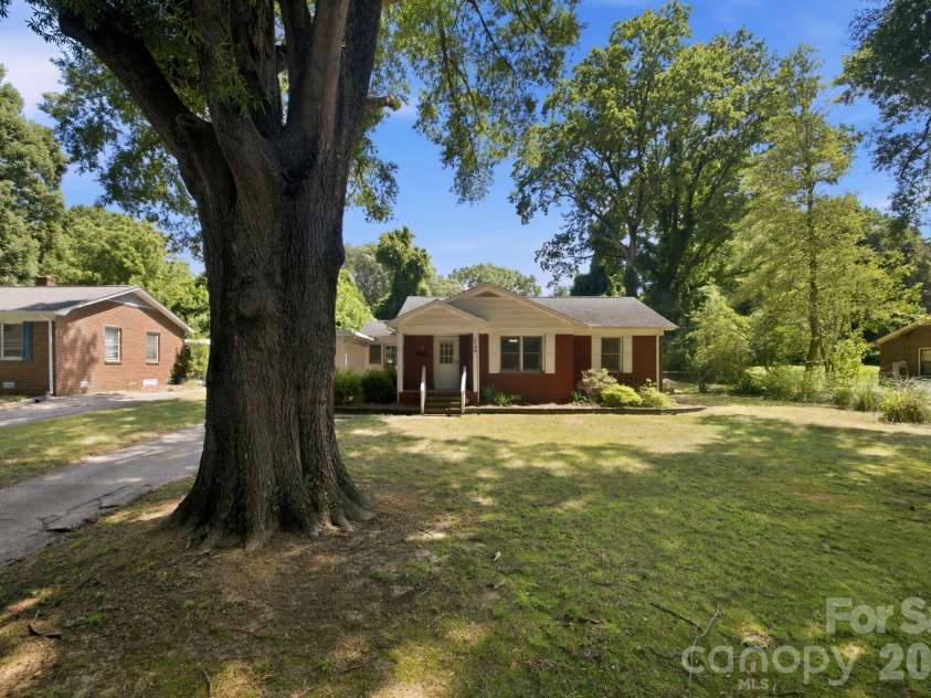 3129 Iredell Drive, Charlotte, NC 28269.  MLS# CAR4402094, YatesRealty ID 38462. Front