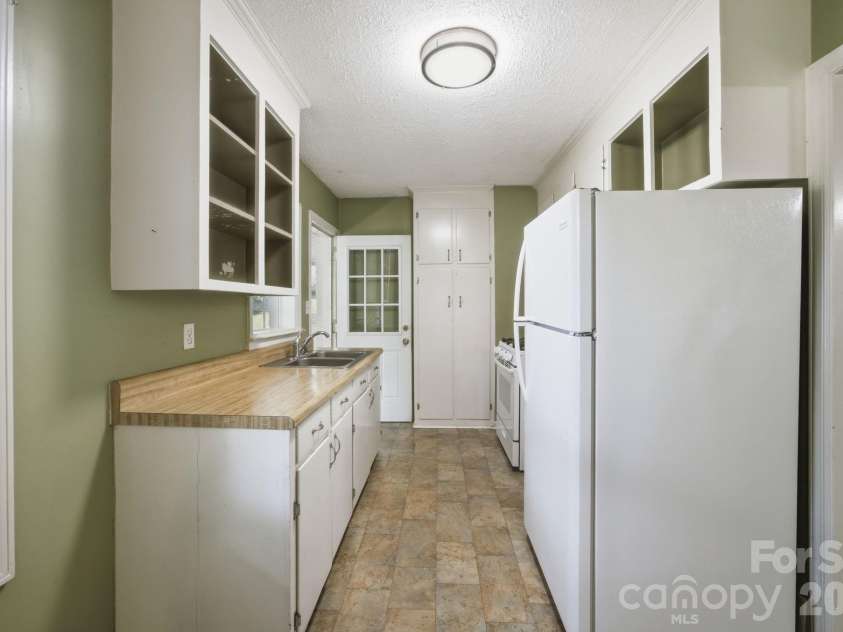 3129 Iredell Drive, Charlotte, NC 28269.  MLS# CAR4402094, YatesRealty ID 38462. Kitchen