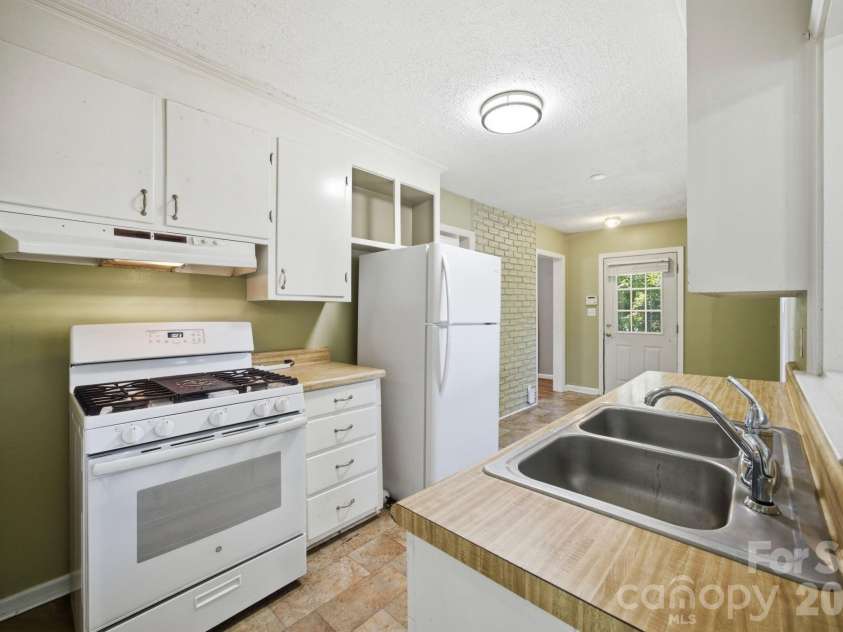 3129 Iredell Drive, Charlotte, NC 28269.  MLS# CAR4402094, YatesRealty ID 38462. Kitchen