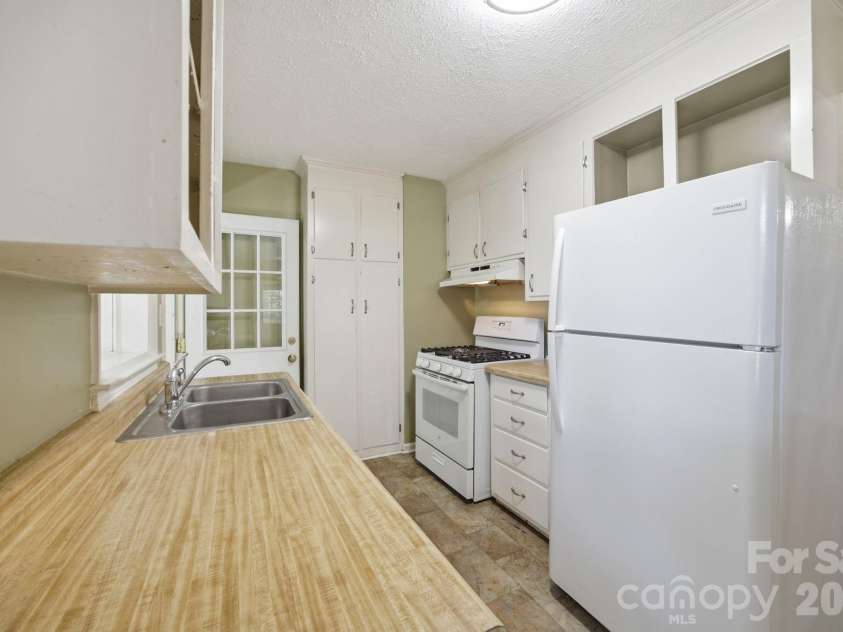 3129 Iredell Drive, Charlotte, NC 28269.  MLS# CAR4402094, YatesRealty ID 38462. Kitchen