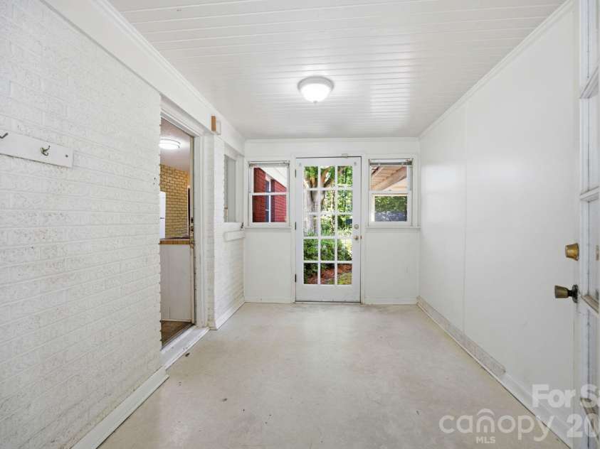 3129 Iredell Drive, Charlotte, NC 28269.  MLS# CAR4402094, YatesRealty ID 38462. Sunroom