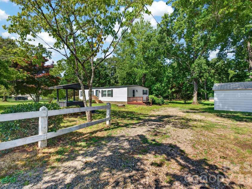 331 Shiloh Road, York, SC 29745.  MLS# CAR4402807, YatesRealty ID 38465. Driveway
