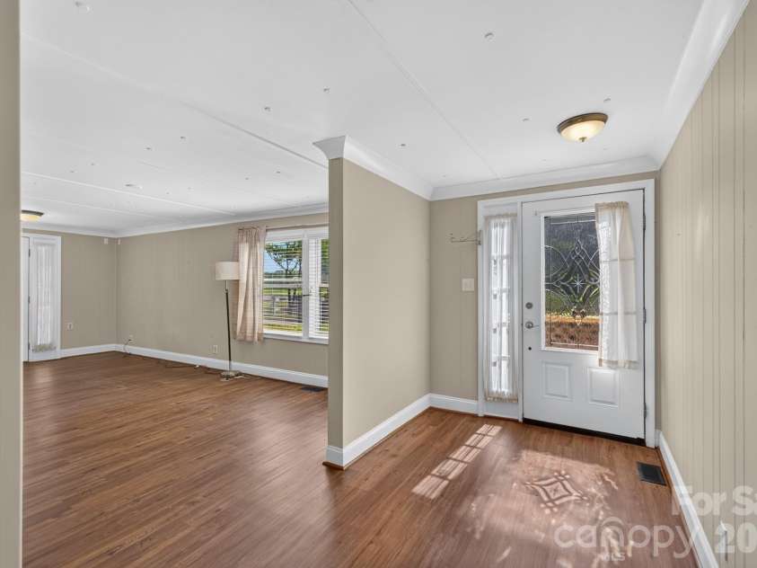 331 Shiloh Road, York, SC 29745.  MLS# CAR4402807, YatesRealty ID 38465. Front Door Foyer