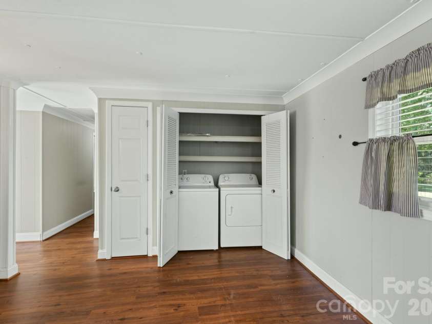 331 Shiloh Road, York, SC 29745.  MLS# CAR4402807, YatesRealty ID 38465. Laundry off Dining Area